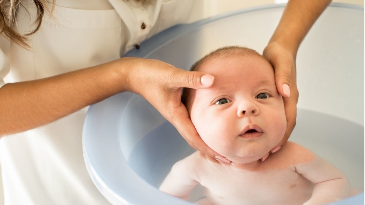 Tips Membersihkan Daki di Tubuh Bayi