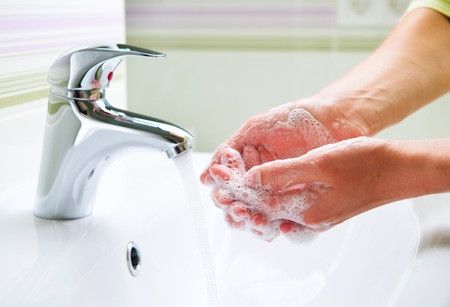 Cuci Tangan dengan Sabun: Tameng Terdepan Kesehatan Anda
