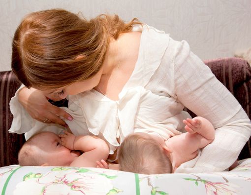 Ketika Harus Menyusui Dua Anak dengan Tandem Nursing