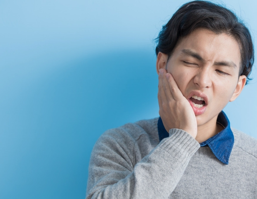 Gunakan Air Garam untuk Atasi Gigi Ngilu, Efektifkah?