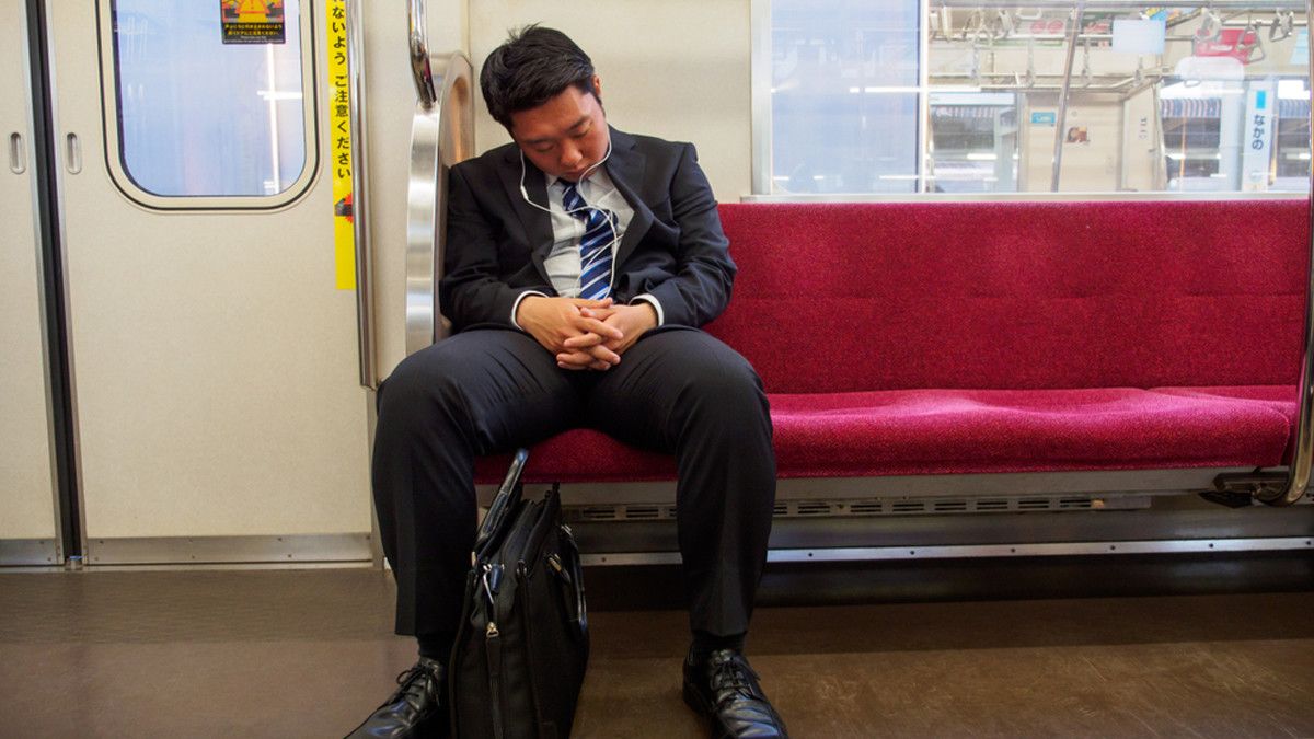 Mengapa Saat Ketiduran di KRL Bisa Langsung Bangun dan Beraktivitas?