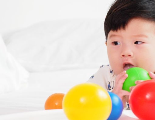 Bunda, Ketahui Bahaya Saat Balita Gigit Mainan Plastik!