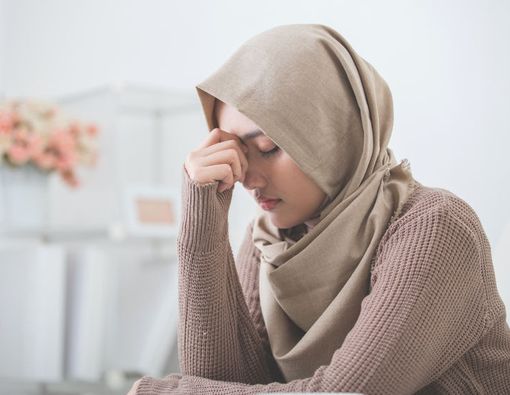 Kiat Meredakan Sakit Kepala tanpa Membatalkan Puasa