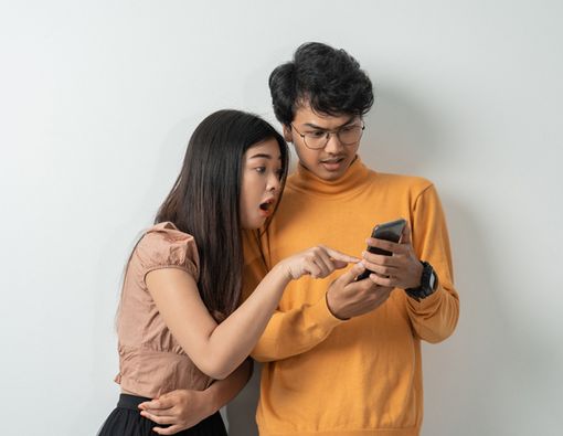 Tips Hadapi Pasangan yang Suka Follow Cewek Cantik di Media Sosial