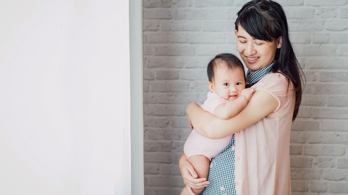 Cara Menghangatkan Bayi yang Kedinginan Saat Hujan