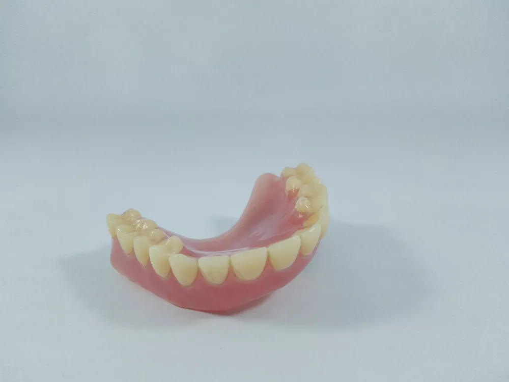 Alternatif Gigi Tiruan Permanen yang Aman (Haniya/Shutterstock)