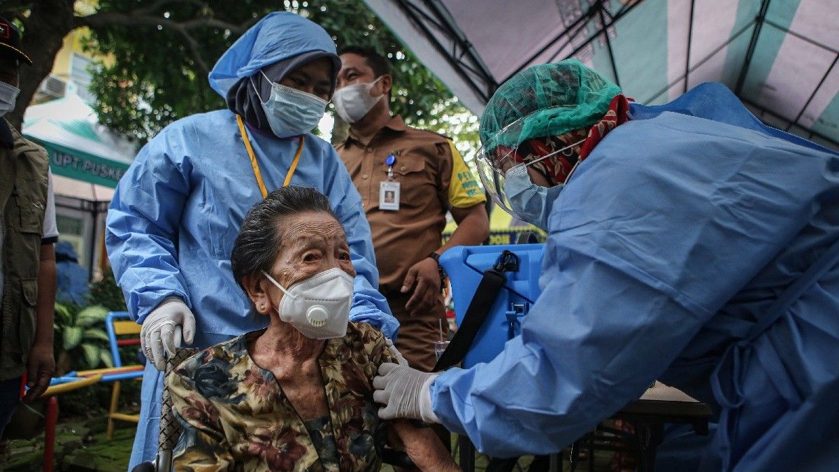 Lansia Kebal Jarum Saat Vaksinasi COVID-19, Ini Tinjauan Medisnya