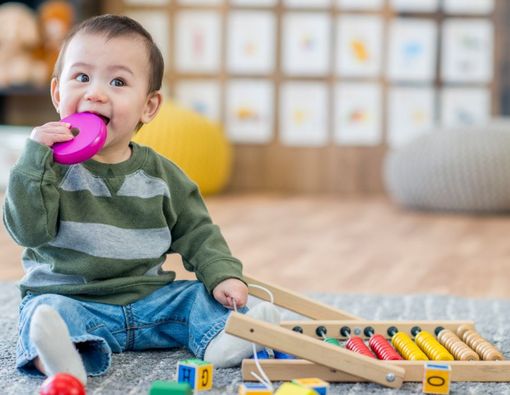 Bayi Memasukkan Benda ke Mulut, Haruskah Dilarang?