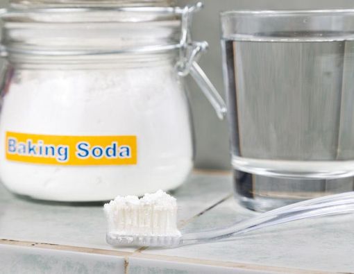 Memutihkan Gigi dengan Campuran Baking Soda dan Buah