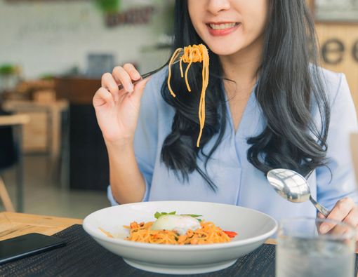 Tidak Mengunyah Makanan dengan Baik, Picu Radang Tenggorokan?