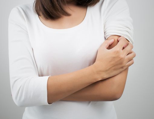 9 Penyebab Muncul Bentol Bening dan Kulit Gatal Berair