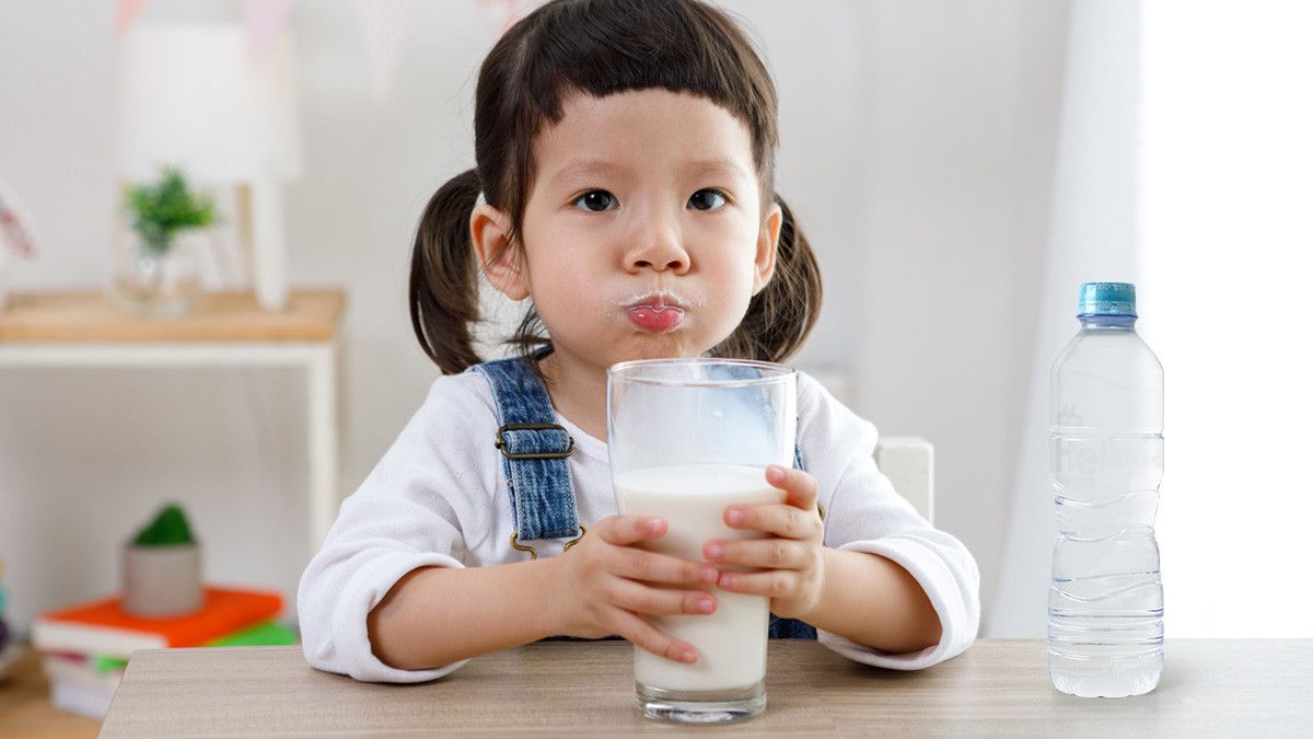 Air Pelarut Susu atau Bubur untuk Si Kecil Harus Bebas Mineral?