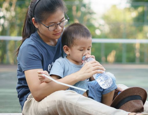 4 Keunggulan Air Bebas Mineral untuk Si Kecil
