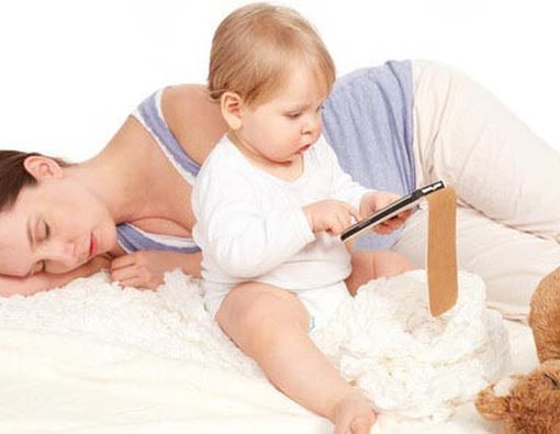 Jauhkan Ponsel Saat Sedang Mengasuh Anak