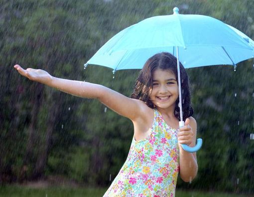 5 Alasan Hujan-hujanan Baik untuk Si Kecil