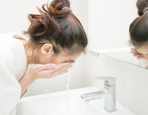 Terlalu Sering Mencuci Muka Bikin Wajah Keriput?