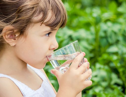 Hindari Dehidrasi, Seberapa Banyak Anak Perlu Minum?