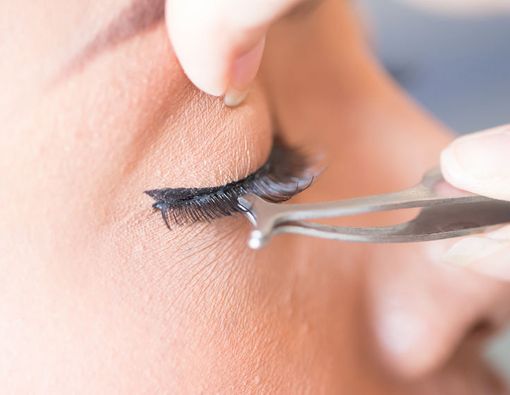 Waspada, Ini Bahaya Menggunakan Bulu Mata Palsu