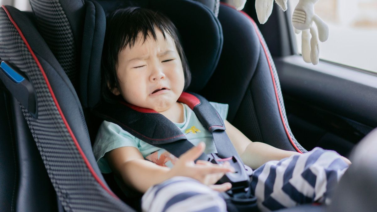 Tips Membiasakan Anak Duduk di Car Seat