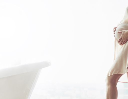 Mandi Air Hangat Saat Hamil, Aman atau Justru Berbahaya?