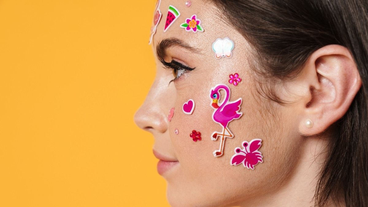 Amankah Penggunaan Stiker Wajah atau Makeup Tempel?