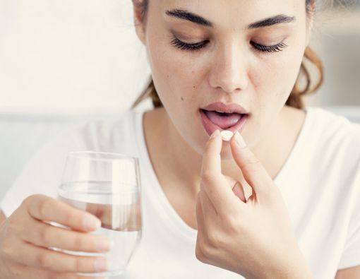 Benarkah Minum Pil KB Bikin Gendut dan Jerawatan?