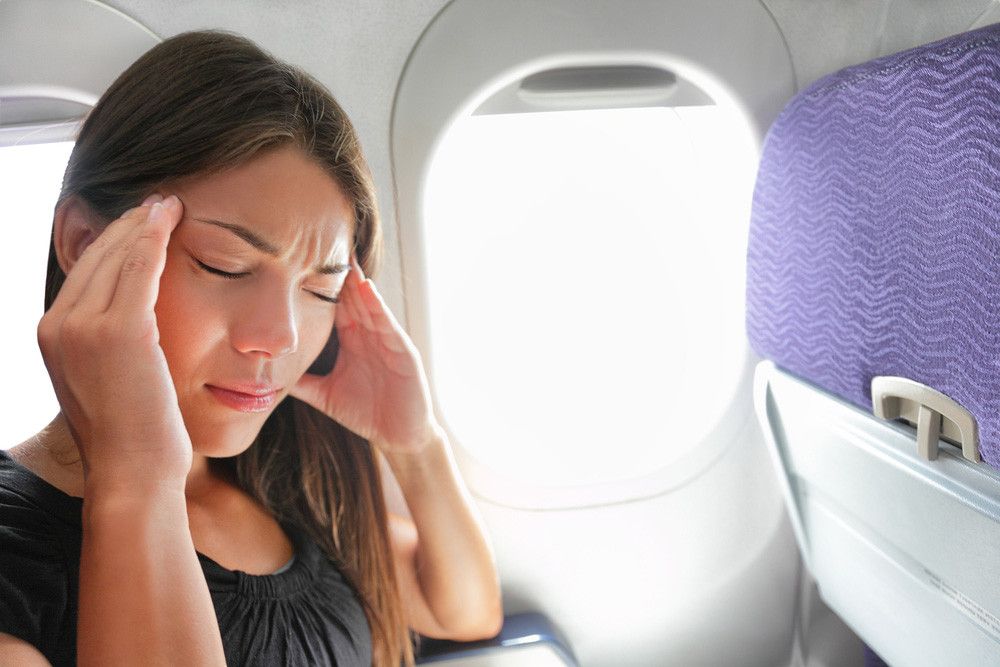 Tips Cegah Sakit Kepala Saat Naik Pesawat