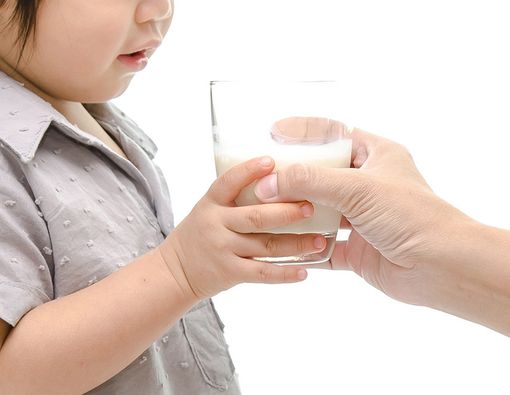 Susu Soya Bikin si Kecil Sulit Buang Air Besar?