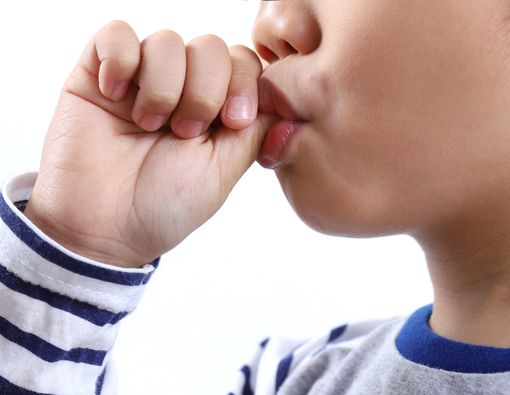 Isap Jempol atau Ngempeng, Mana Lebih Merusak Gigi Anak?