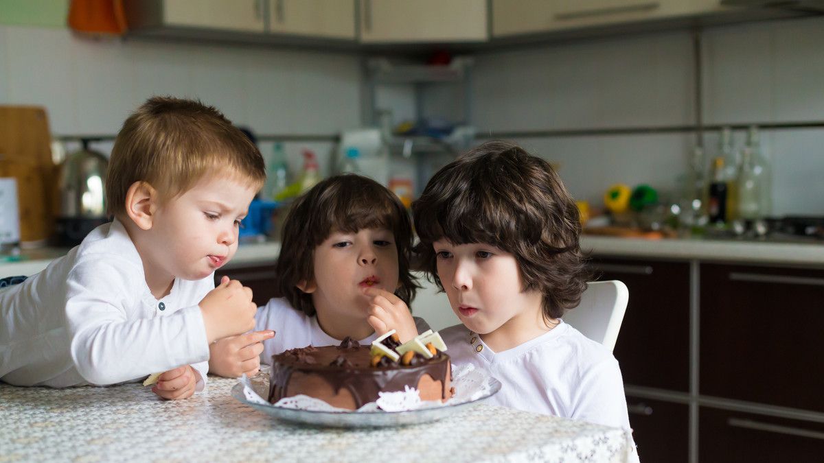 Trik Agar Anak Tidak Banyak Konsumsi Makanan Manis saat Natal