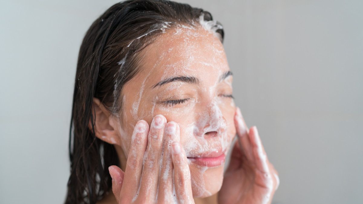 Mau Eksfoliasi, Lebih Baik Pakai yang Chemical Atau Physical?