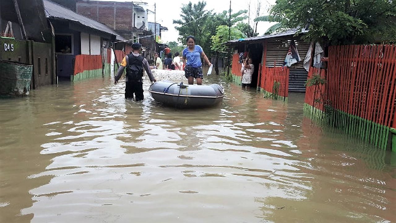 Banjir di Musim Hujan, Waspadai Hipotermia!