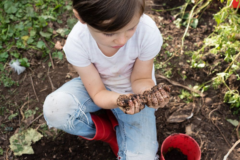 Menjaga Kesehatan Anak yang Suka Main Tanah