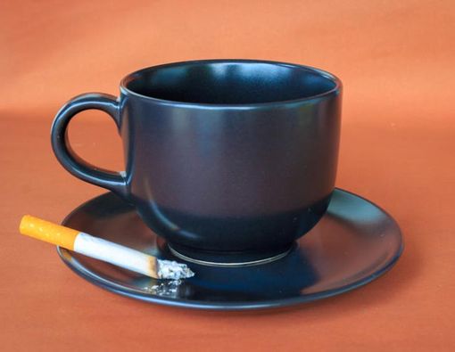 Awas, Kopi dan Rokok Bisa Bikin Kulit Jadi Kering!