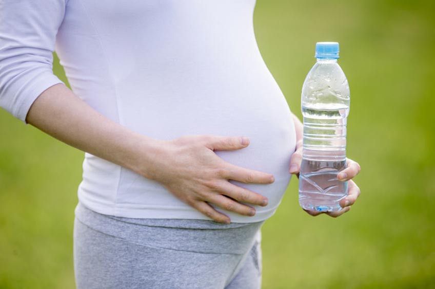 Wanita Hamil Sebaiknya Tidak Minum dari Botol Plastik