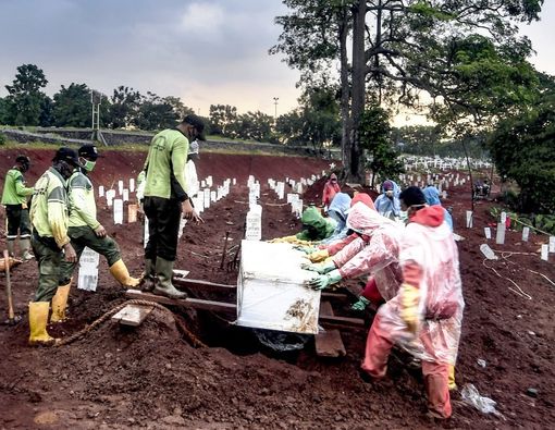 Kisah Petugas Pemakaman COVID: Bekerja Tanpa Batas Waktu
