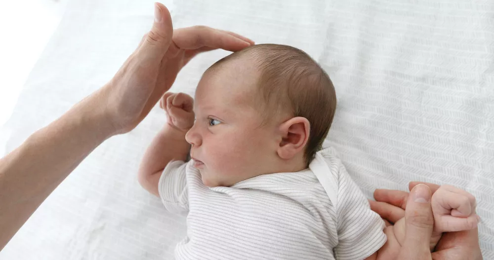 Ada Ketombe di Kulit Kepala Bayi? Awas Cradle Cap!