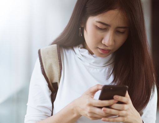 Waspada Bahaya Kebiasaan Menunduk Saat Menggunakan Gawai