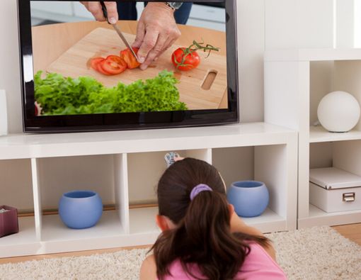 Sering Nonton Acara Memasak Bareng Anak? Ternyata, Ada Manfaat Sehatnya!