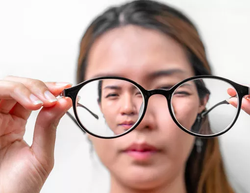 Pusing saat Pakai Kacamata Baru, Ini Sebabnya!