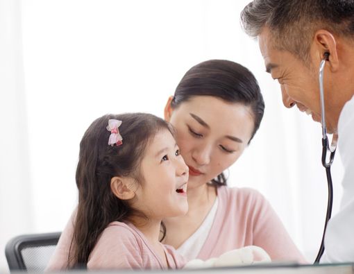 Cuma Berdua ke Dokter dengan Anak? Ini Persiapan yang Harus Dilakukan