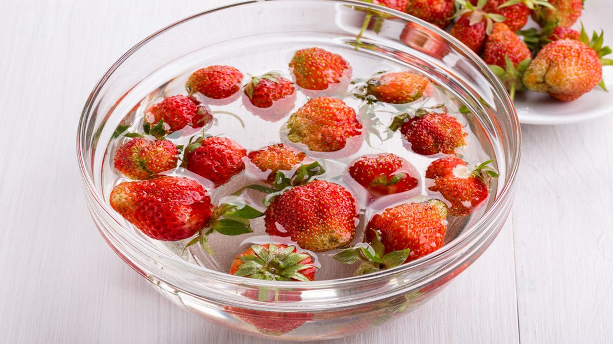 Cuci Strawberry Dengan Air Garam sebelum Dimakan, Perlu Tidak?