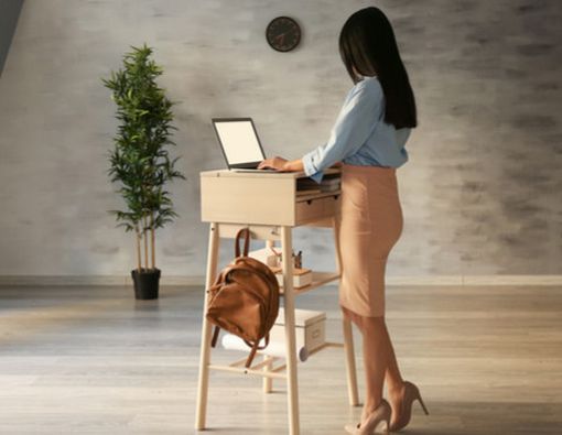 Kerja dengan Meja Berdiri, Bantu Turunkan Berat Badan?