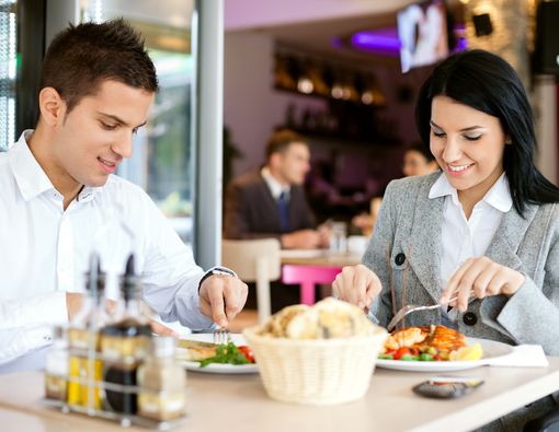 Benarkah Makan Perlahan Bantu Turunkan Berat Badan?