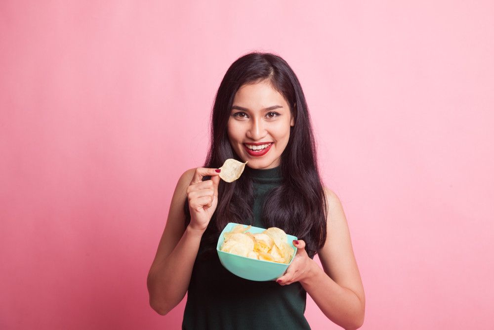 Hobi Makan Camilan Asin Bikin Radang Tenggorokan?