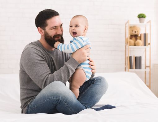 Benarkah Bayi yang Mirip Ayah Biasanya Lebih Sehat?