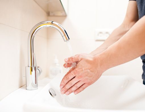 Efektif Mana, Cuci Tangan dengan Air Dingin atau Panas?