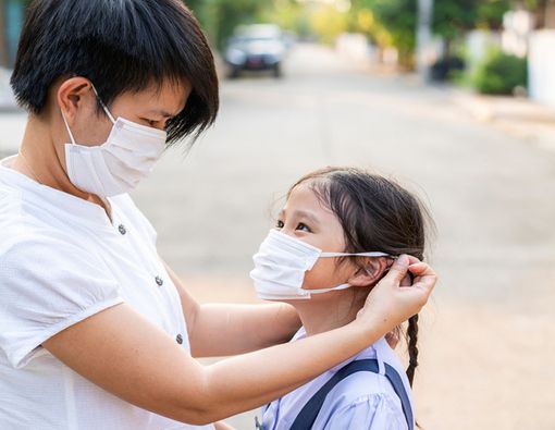 Tips Membujuk Anak Agar Mau Pakai Masker saat Keluar Rumah