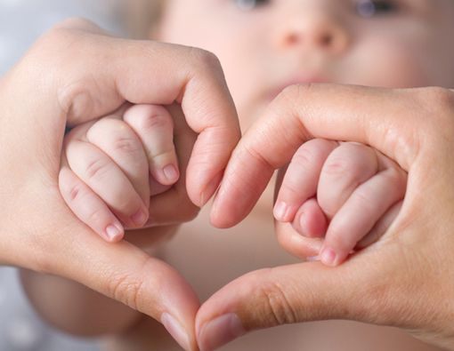 Bukan karena Suhu, Ini Penyebab Tangan Bayi Dingin!