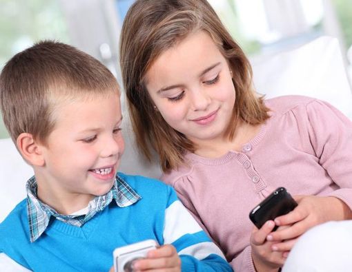 Anak yang Sering Menatap Layar Ponsel Berisiko Terkena Diabetes?